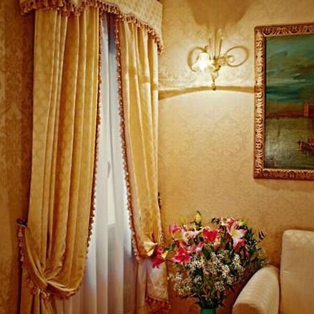 Guest House La Chicca Venesia Bagian luar foto
