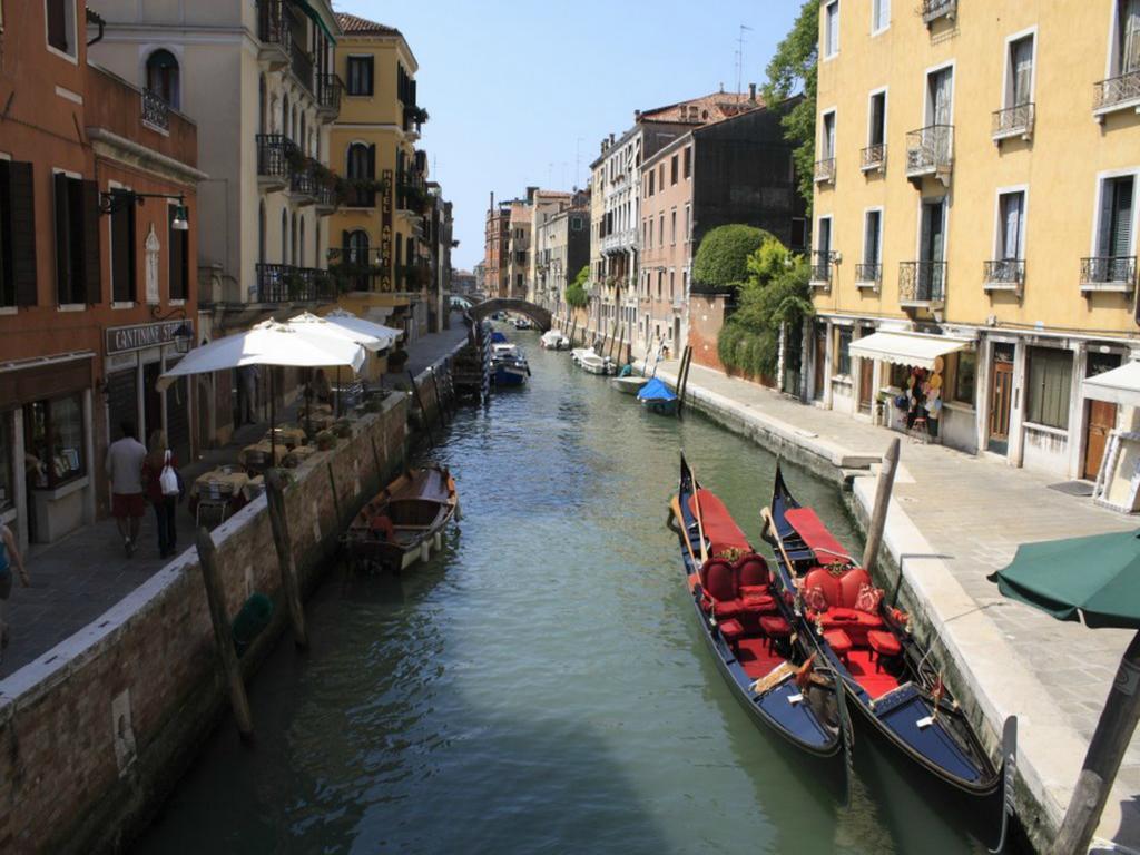 Guest House La Chicca Venesia Bagian luar foto